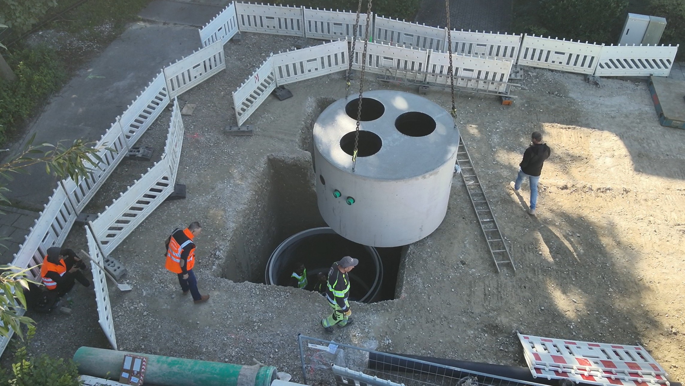 Einheben finaler Elemten in wasserdichter Flüssigbodenbaugrube