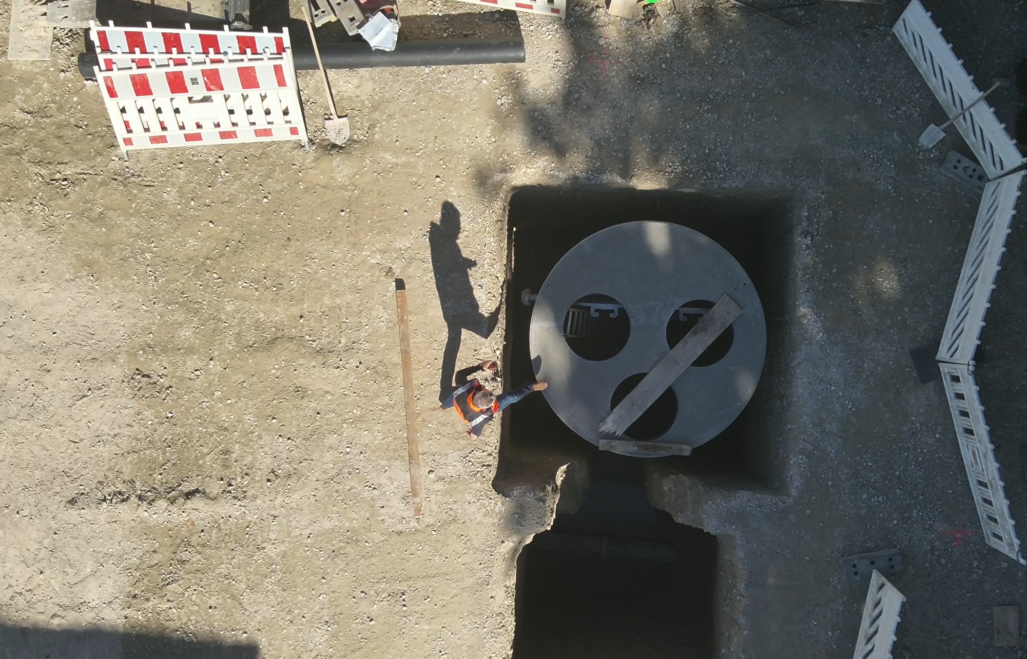 Fertig Positionierung der letzten Elemente in wasserdichter Flüssigbodenbaugrube RSS Wand