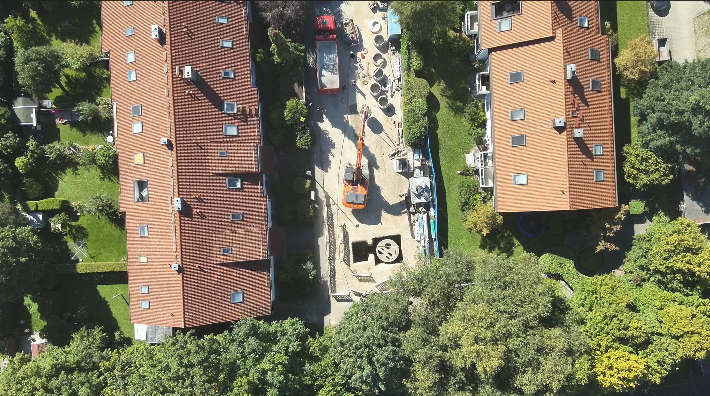 Draufsicht nach Abschluss des Setzens der Schachtelemten in Baugrube