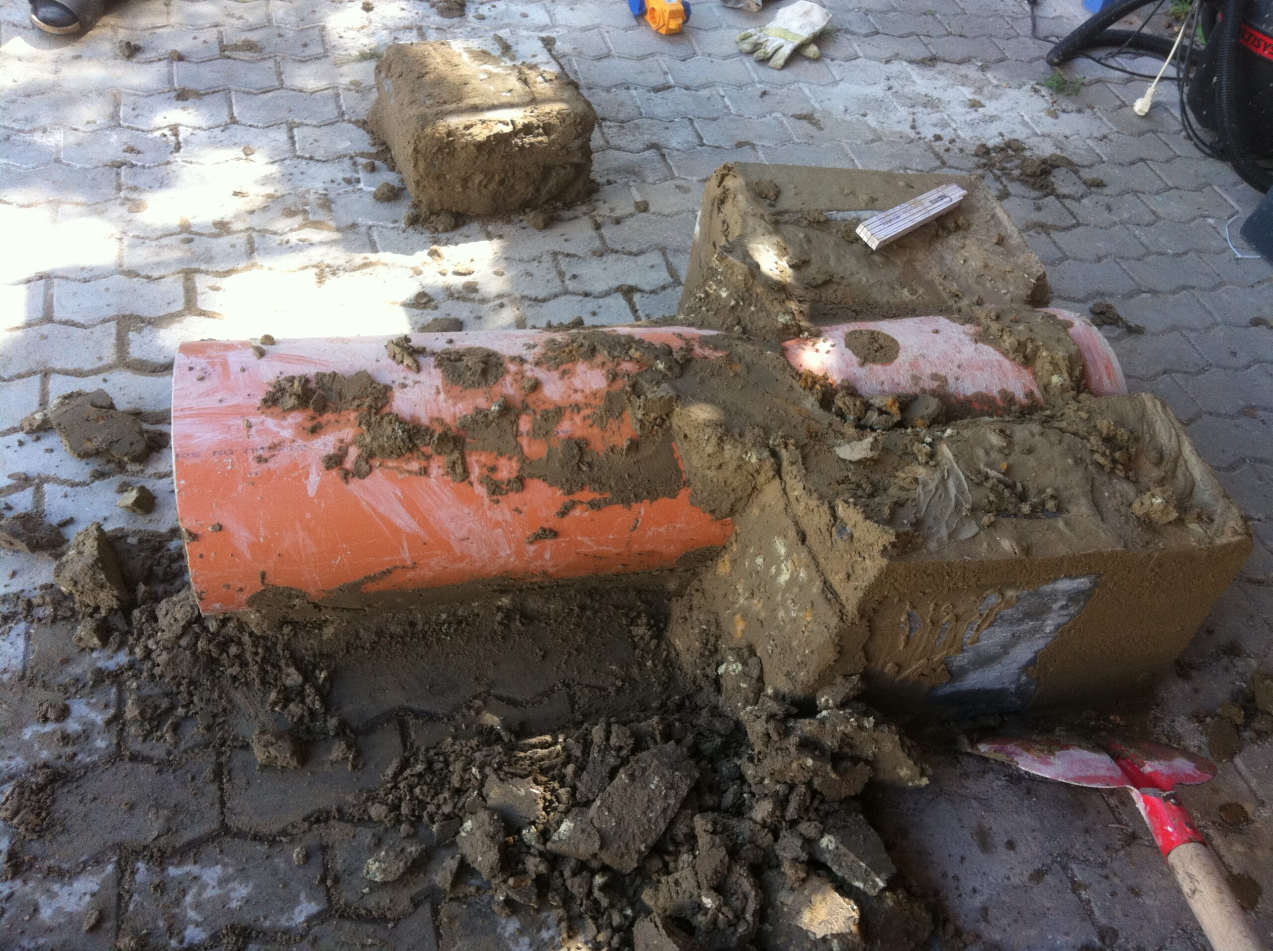 Freilegen Leerohr aus Verfüllkasten zur Dokumentation und Probe