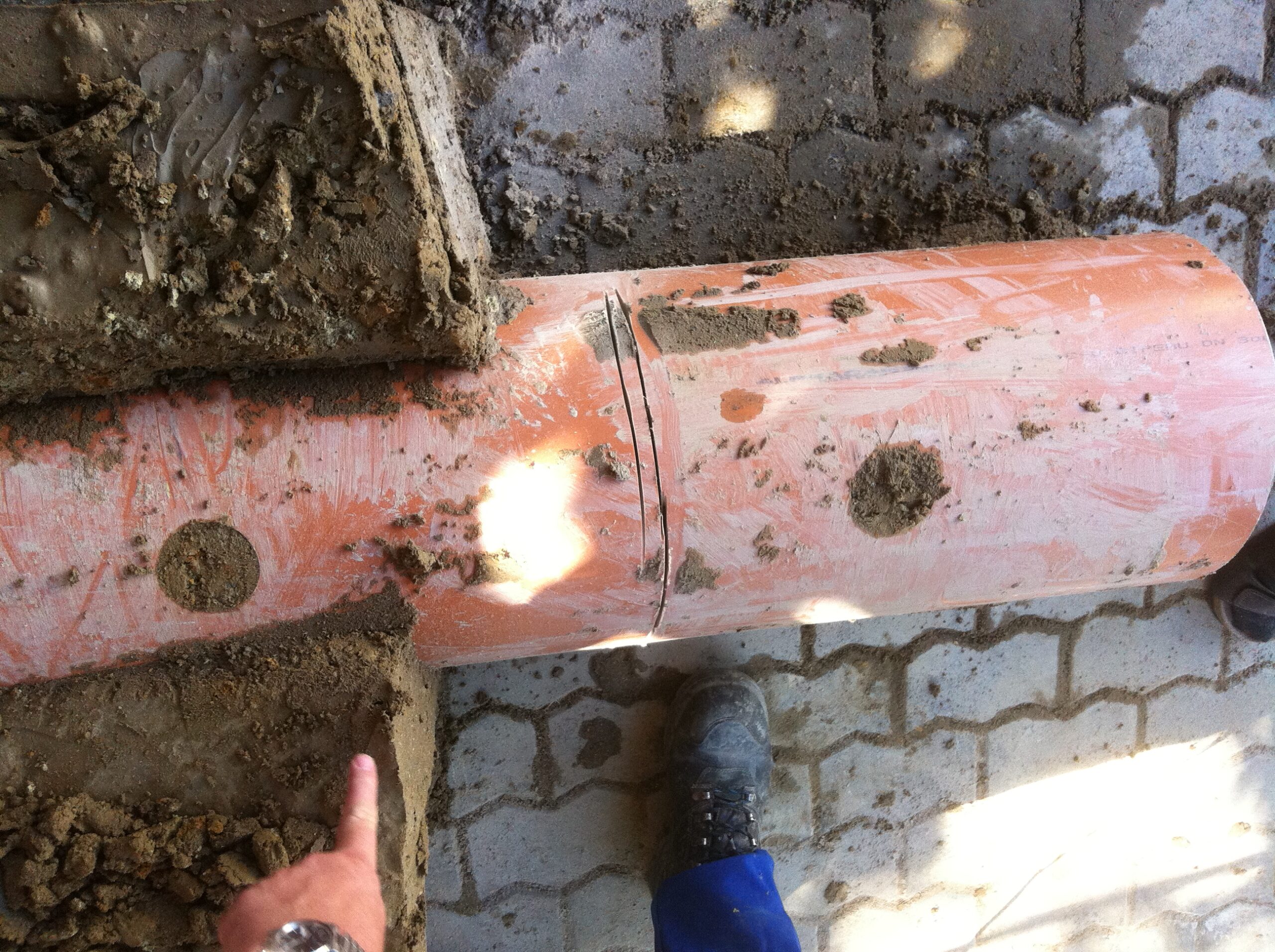 Srogsames entfernen Boden von Leerohr und Dokumentation Verfüllung Leerohr