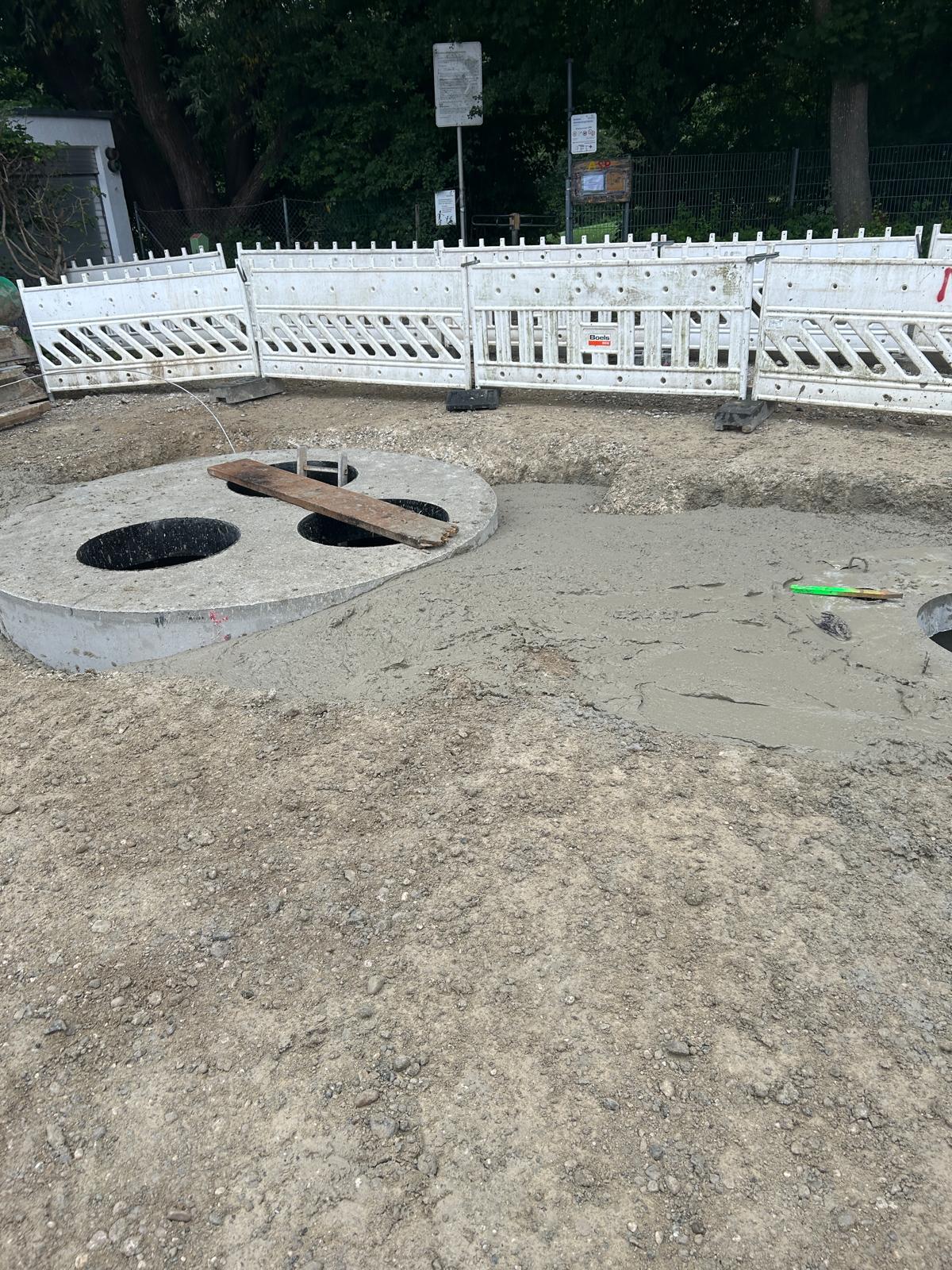 Abgeschlossene Flüssigbodenverfüllung der Schächte in RSS Wand