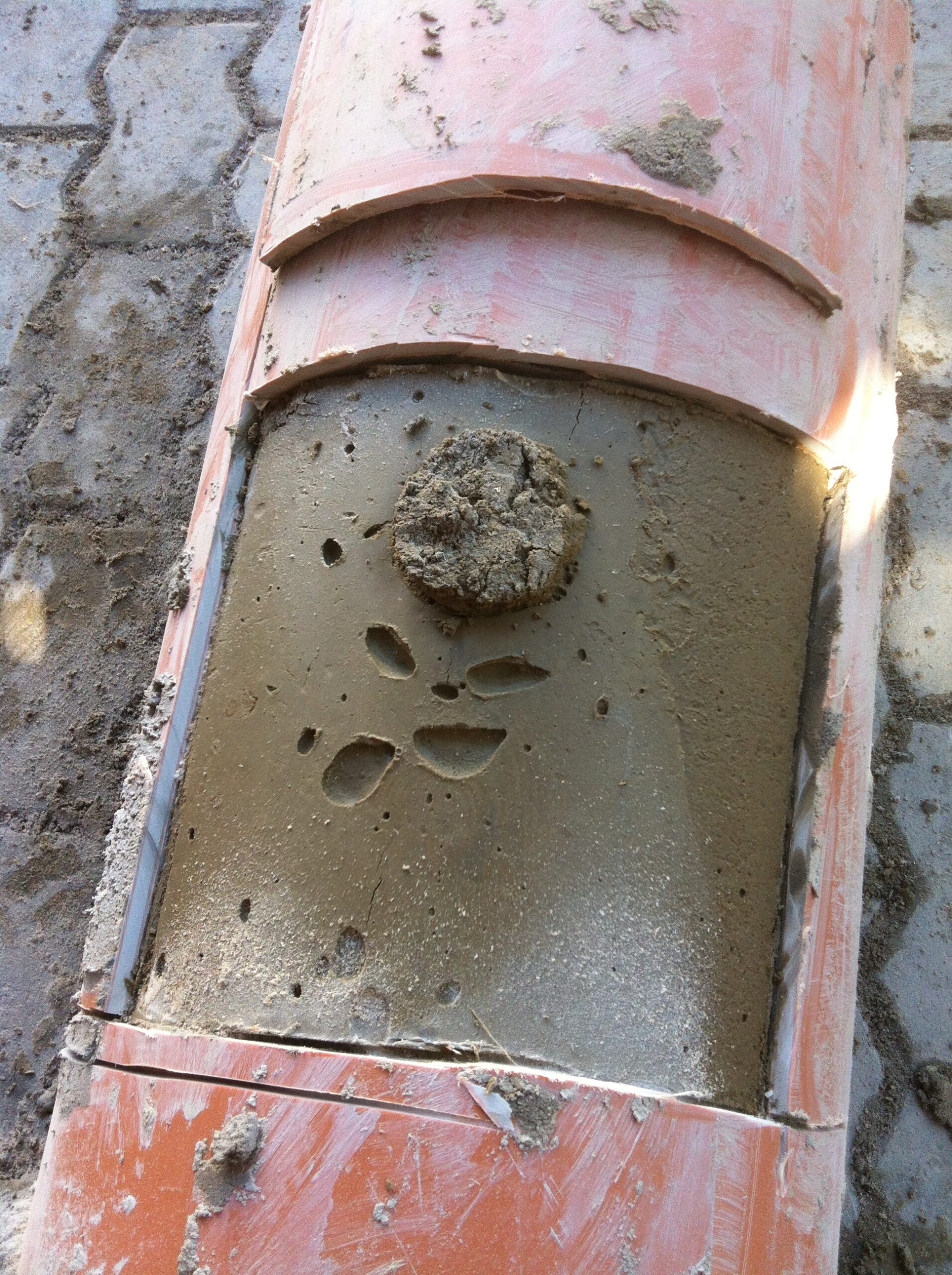 Geöffnetes Leerohr an Verfüllöffnung und Dokuentation vollständiger Verfüllung