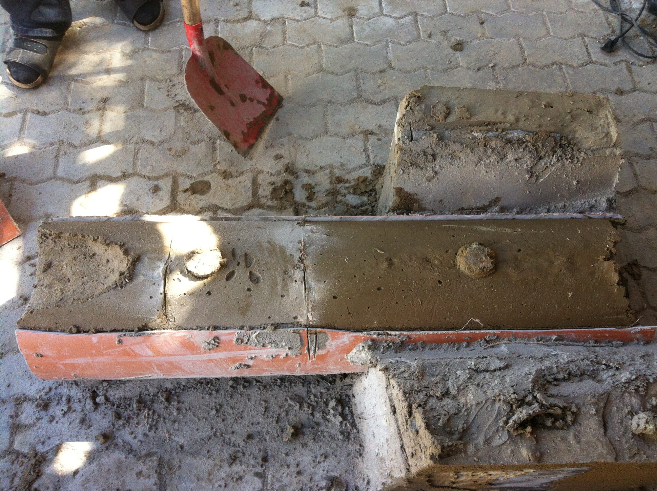 Halbseitig geöffneter Flüssigboden und Dokumentation Verfüllung - keine Leerräume und Flüssigboden erfolgreich eingesetzt