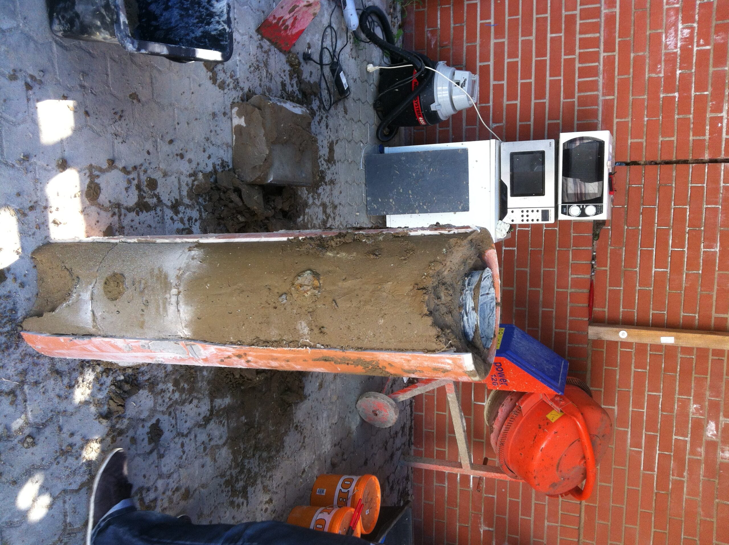 Geöffnetes Leerohr und Darstellung schwindungsfreie hohlraumfreie Bettung Flüssigboden 380kV