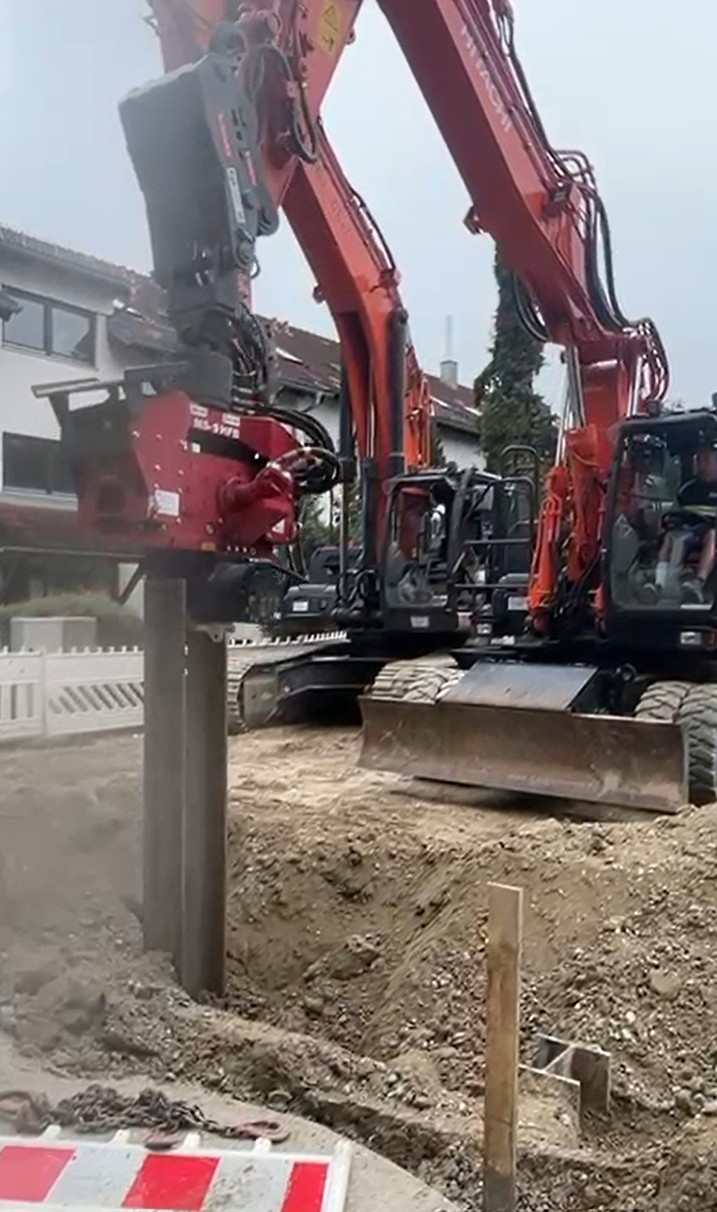 Ziehen der Träger nach Abschluss der Verfüllung aus RSS Wand Flüssigboden