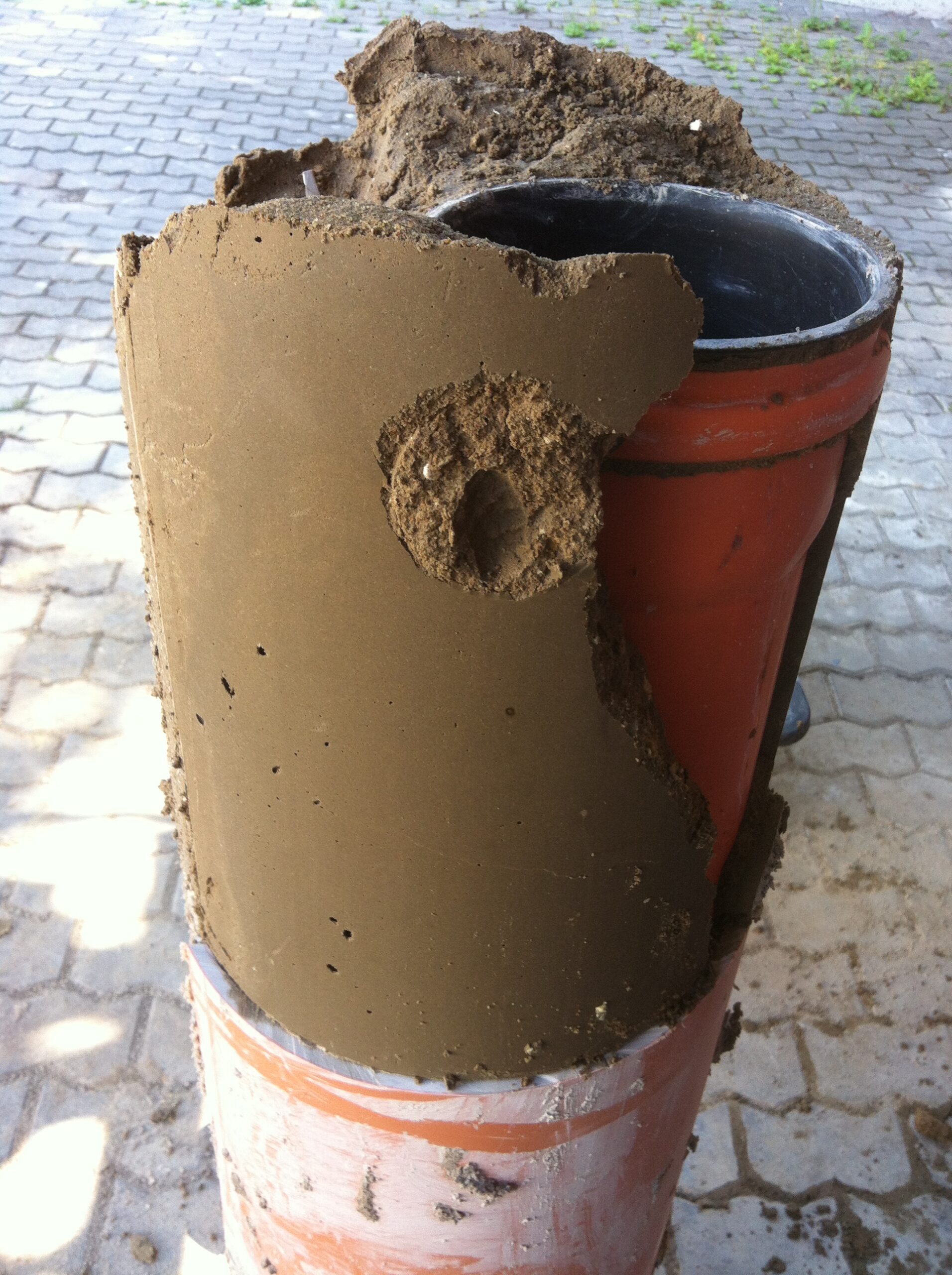 Leiterbettung in Leerohr vollständig ohne Hohlräume und mit negativ Profil durch Bettung in Flüssigboden