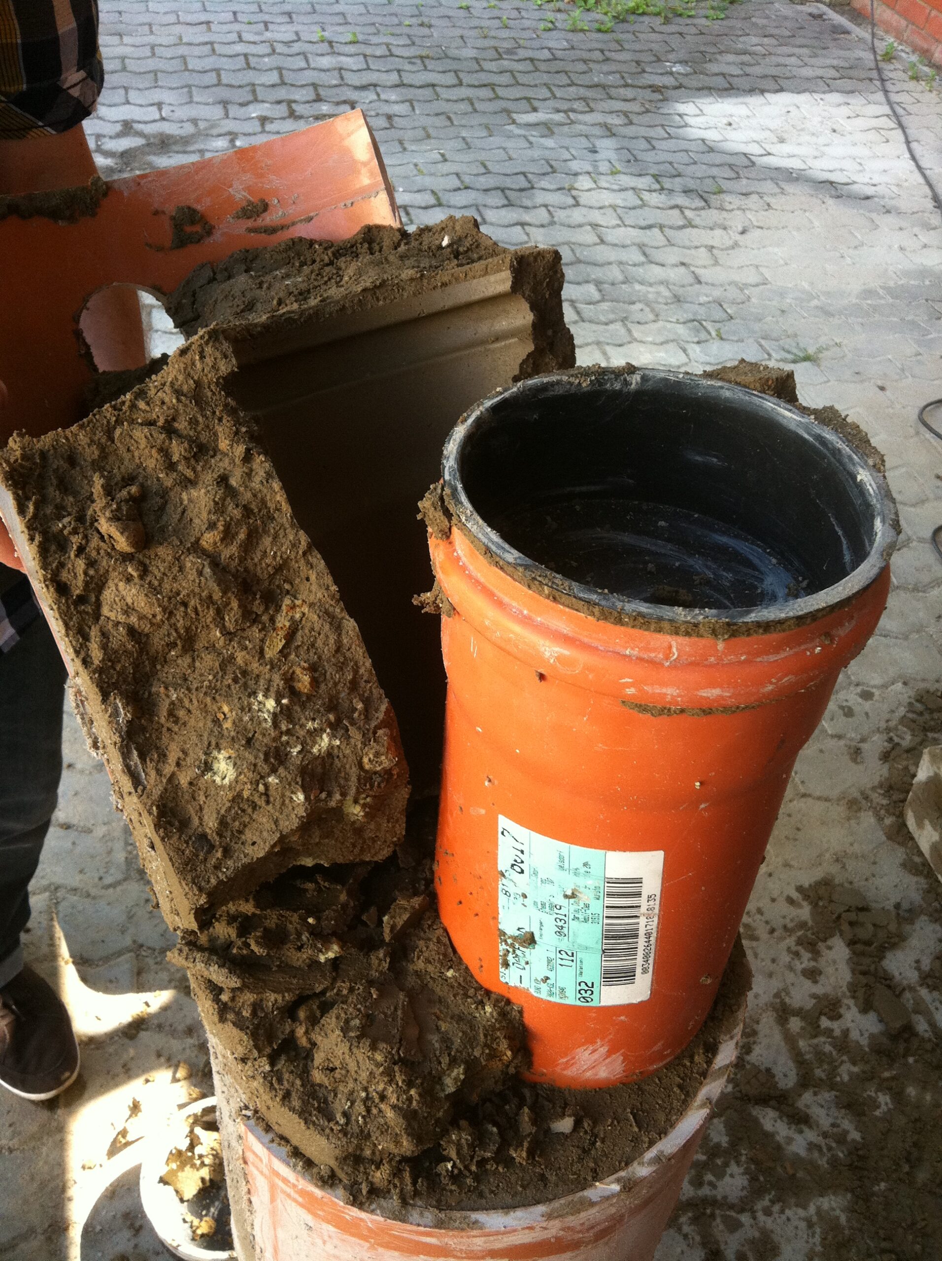 Leiterbettung in Leerohr vollständig ohne Hohlräume und mit negativ Profil durch Bettung in Flüssigboden